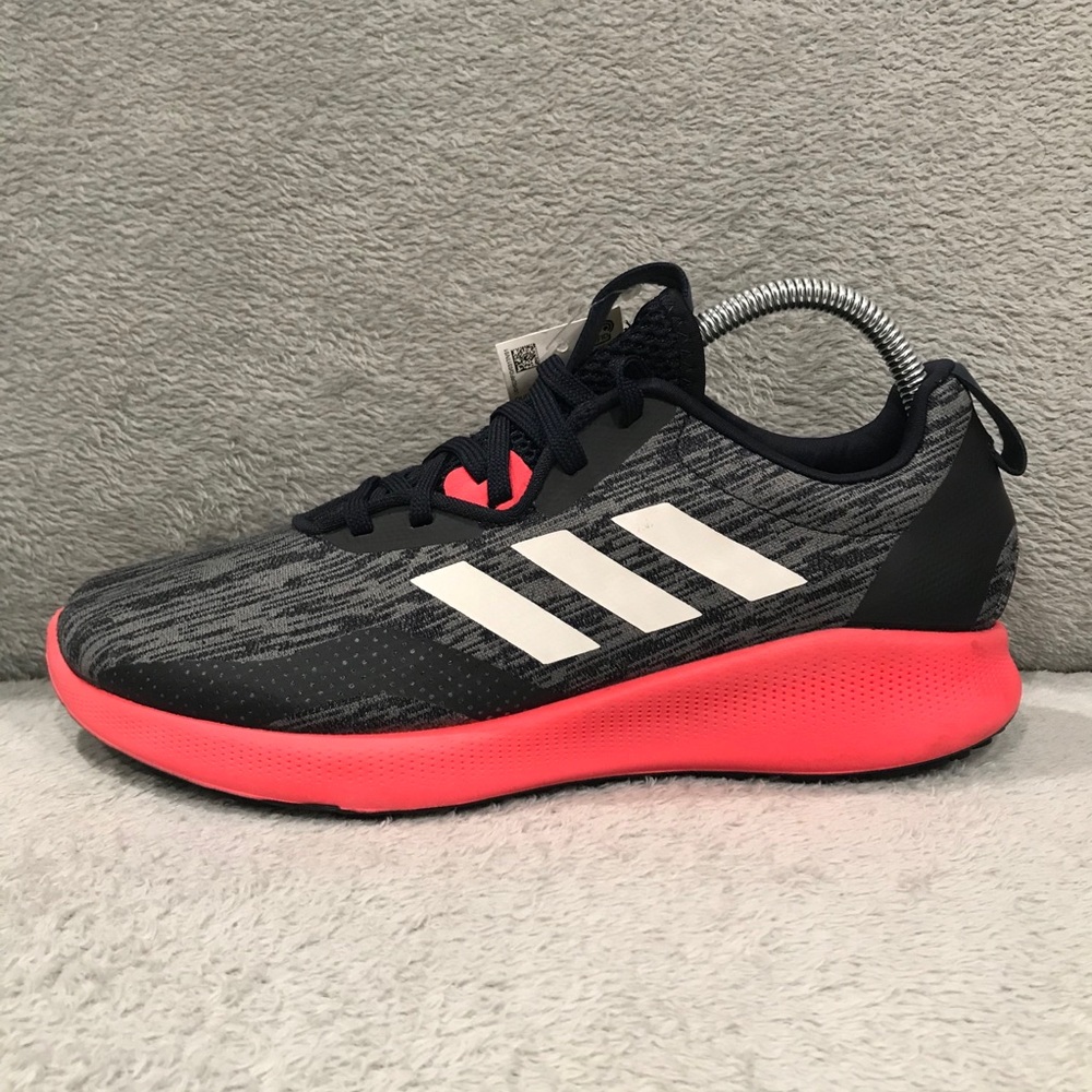 Adidas women size 7.5 néw shoes.